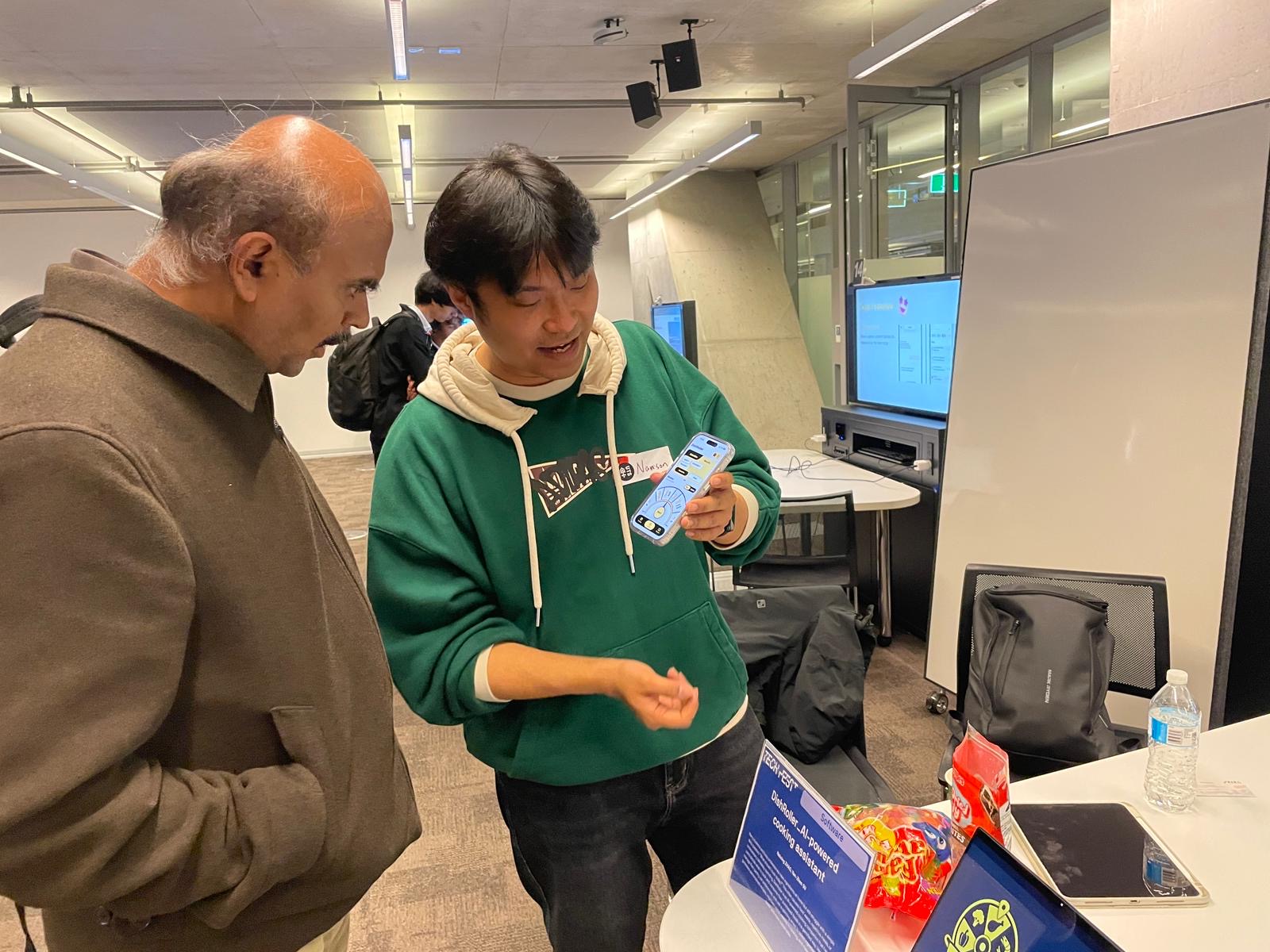 向Tech Festival参观者演示DishRoller功能
