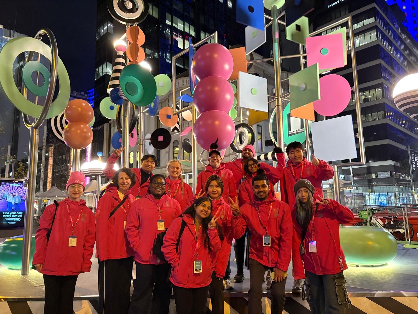 Vivid Sydney志愿者在城市灯光装置前合影