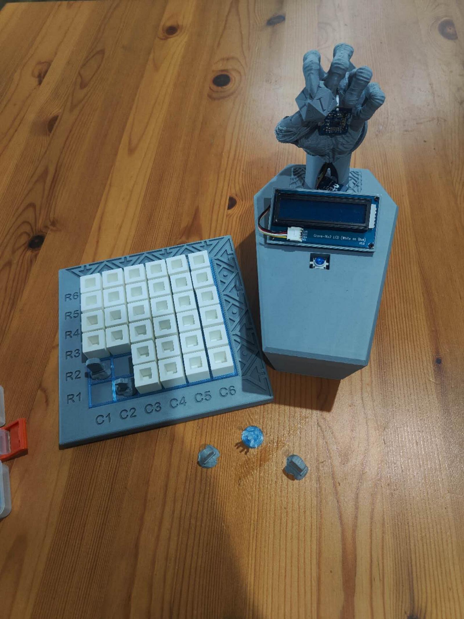 Coded Escape最终实体系统，包含迷宫棋盘与手势控制器
